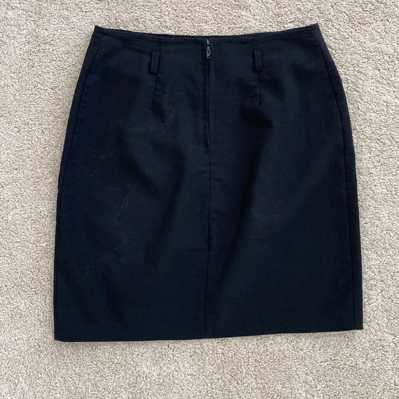 Black above knee skirt with front left leg slit and loops for skinny belt - Picture 4 of 6